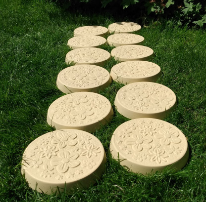 Daisy Stepping Stones in Buff Colour