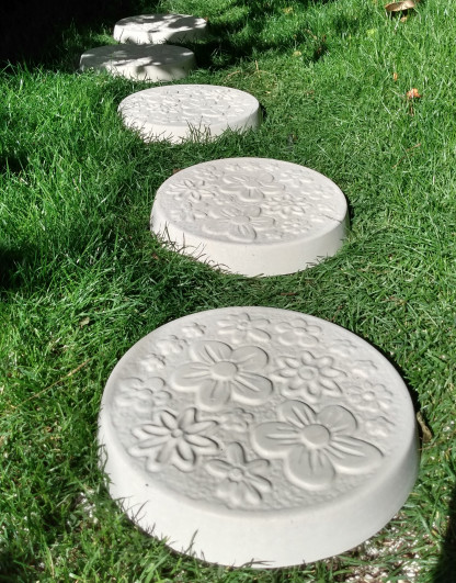 Daisy Stepping Stones in White Colour