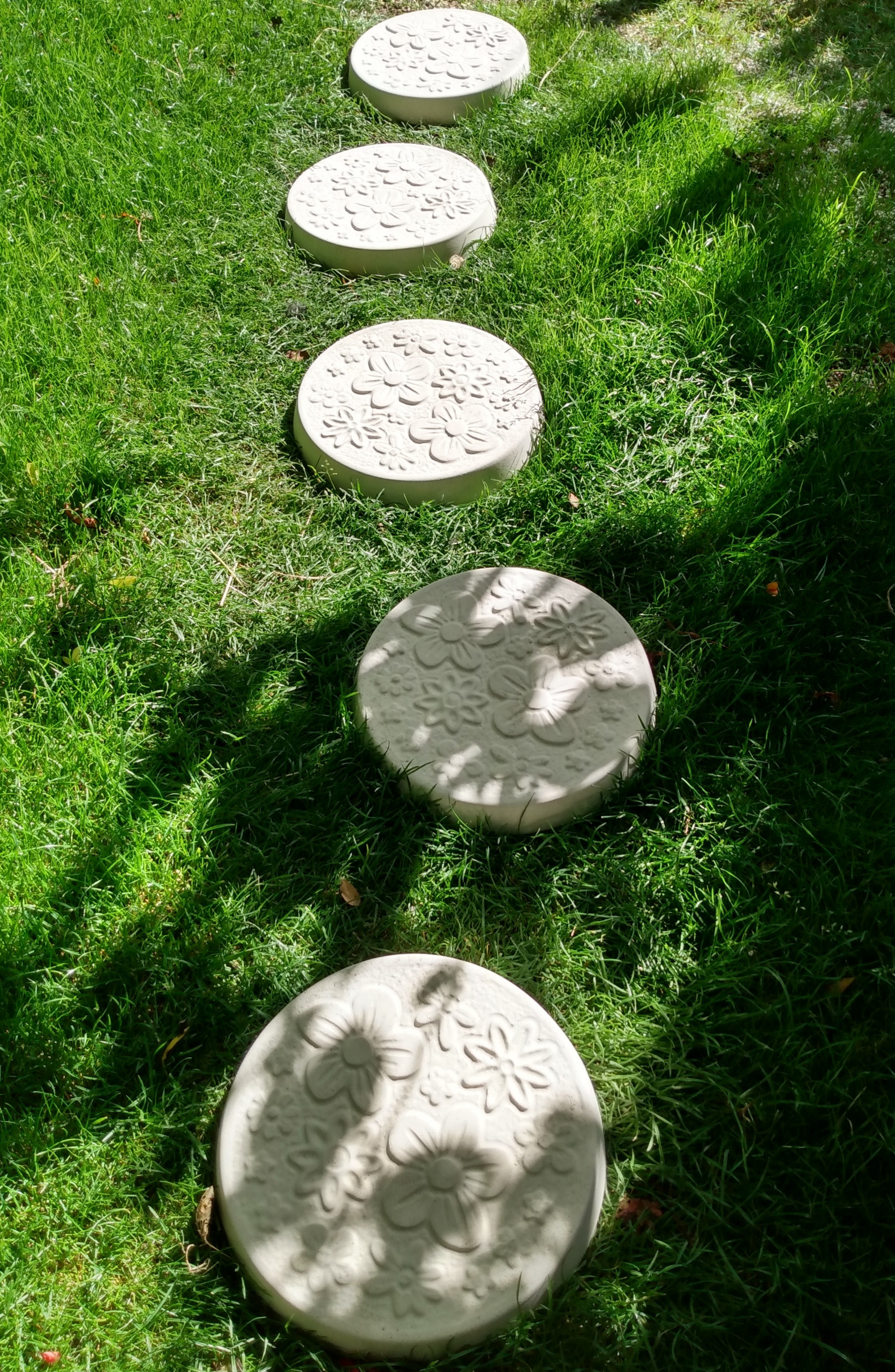 3-Pack Daisy Stepping Stones - 10 Inch Resin Garden Path Decor For Yard, Patio & Walkways